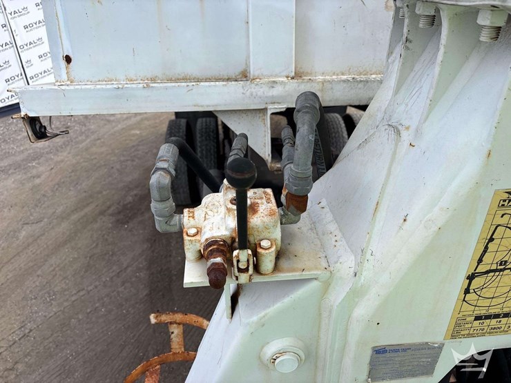 2015-freightliner-m2-106-image-26