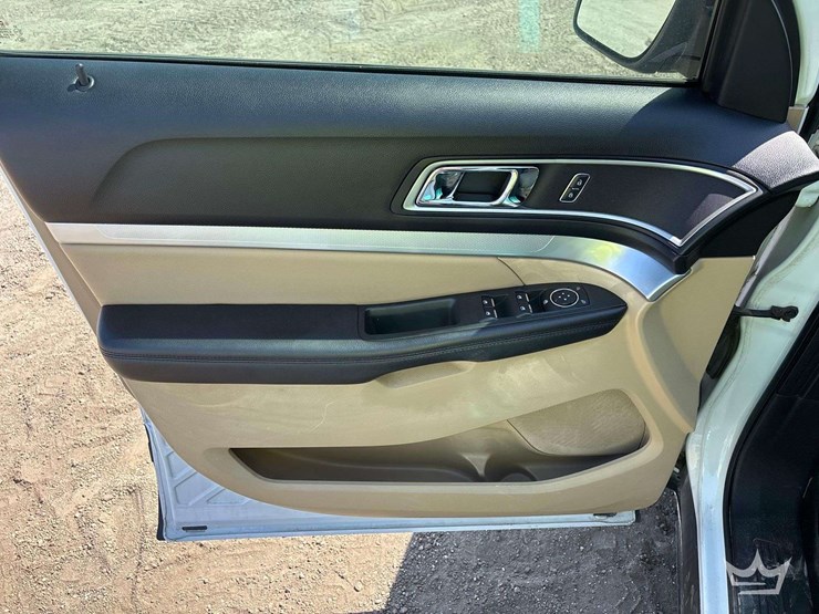 2017-ford-explorer-image-18