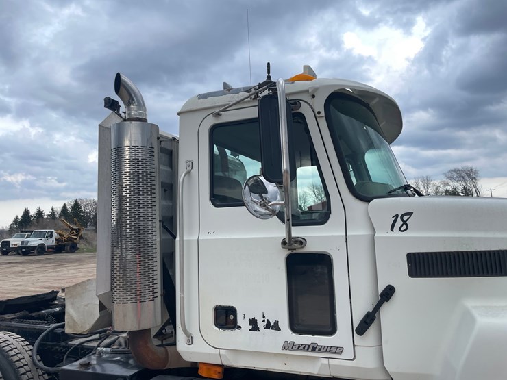 #4030-•-2005-mack-tractor-unit-18-image-48