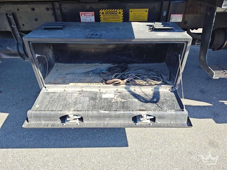 2016-freightliner-m2-106-image-28