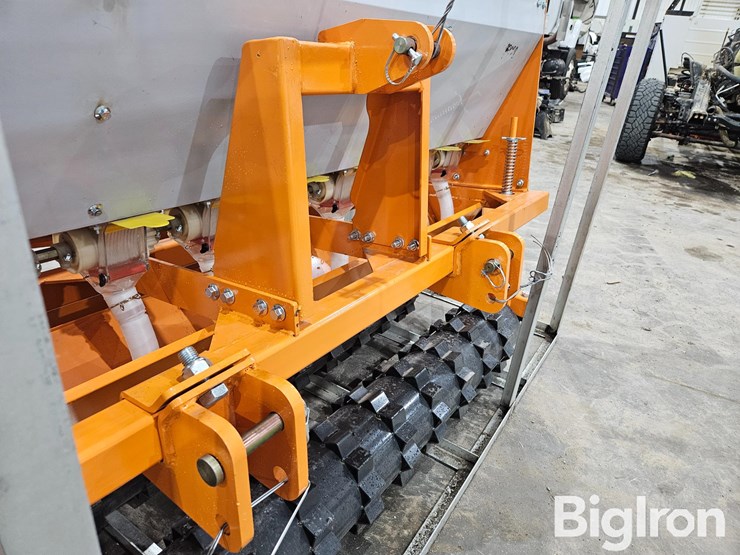 2025-caterpillar-12-image-11