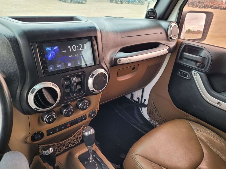 2014-jeep-wrangler-unlimited-sahara-image-16