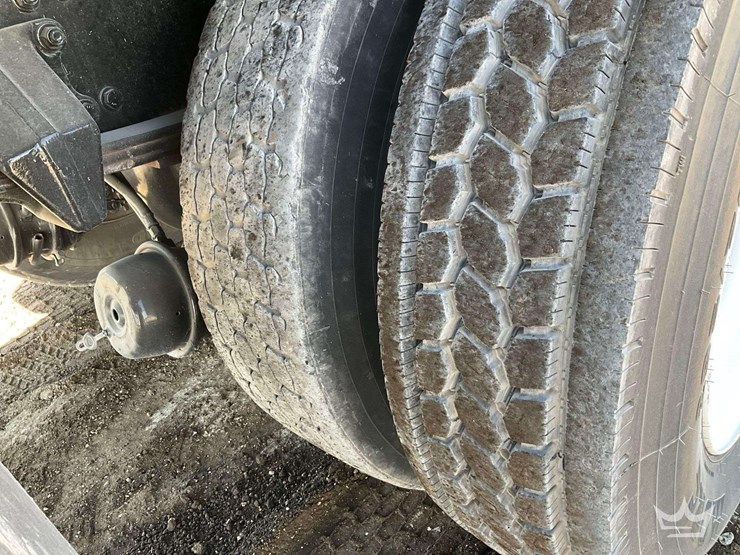 2016-freightliner-m2-106-image-25