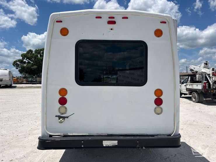 2015-ford-e450-image-32