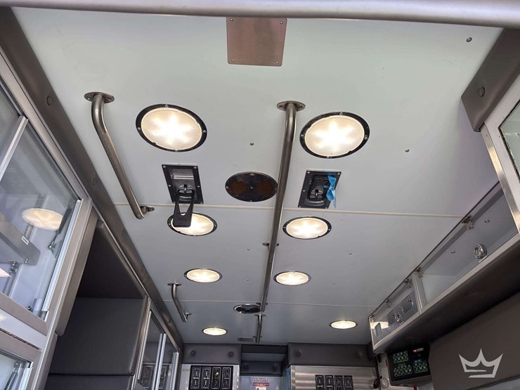 2015-freightliner-m2-106-image-29