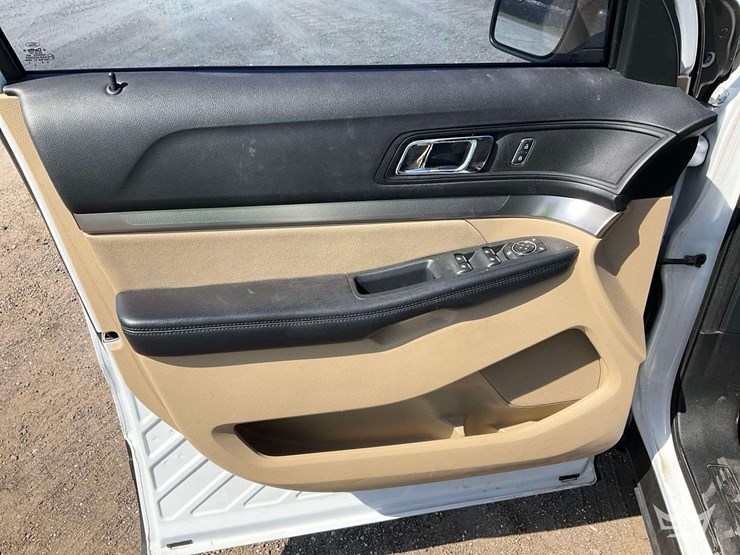2017-ford-explorer-image-11