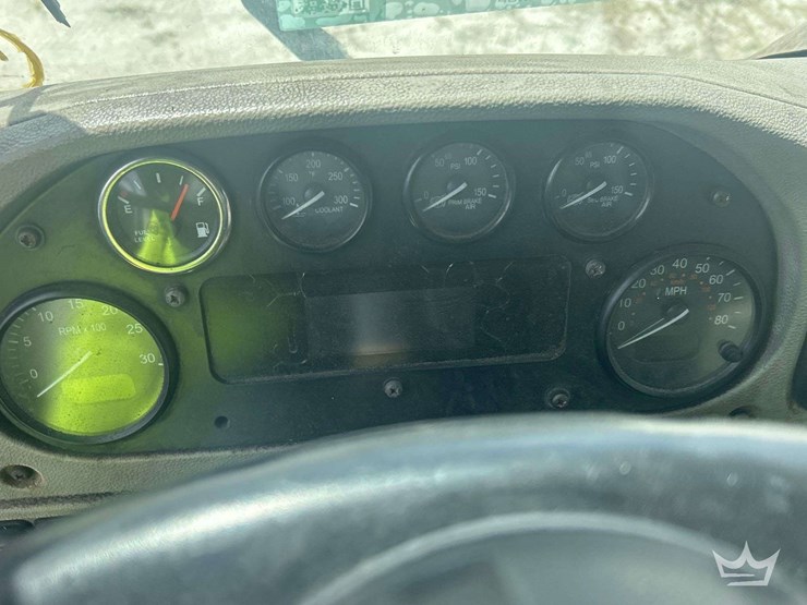 2015-peterbilt-320-image-10