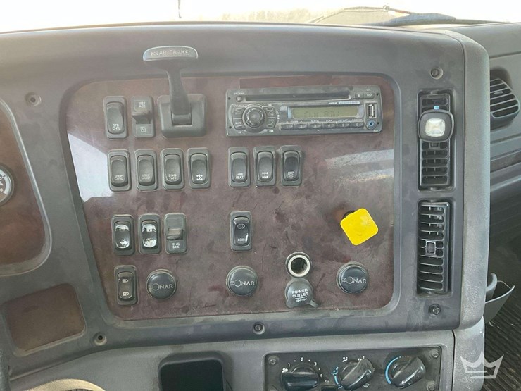 2014-freightliner-114sd-image-18