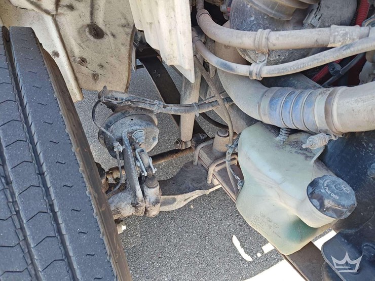 2016-freightliner-m2-106-image-30