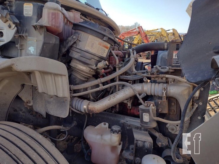 2015-freightliner-business-class-m2-106-image-30