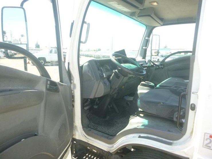 2014-isuzu-nqr-image-13