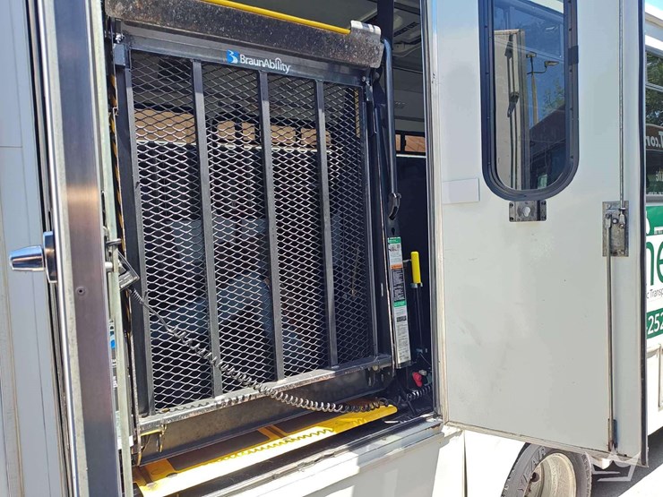 2017-ford-e450-image-16