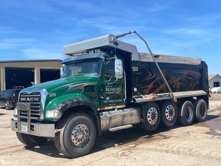 #4014-•-2013-quad-axle-mack-dump-truck-(has-wi-title)-image-1