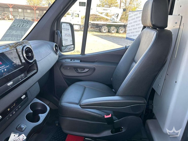 2021-mercedes-benz-sprinter-4500-image-17