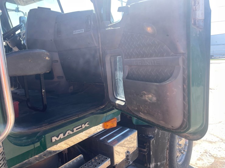 2013-mack-granite-104fr-image-157