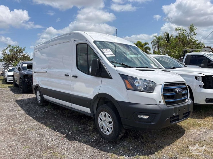 2023-ford-cargo-image-2