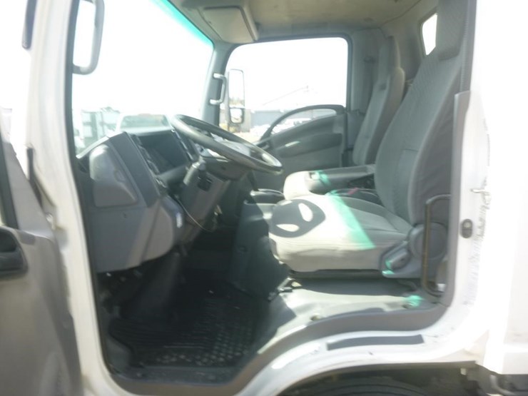 2013-isuzu-npr-image-12