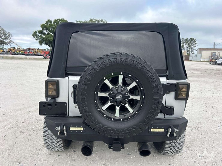 2011-jeep-wrangler-sport-image-24