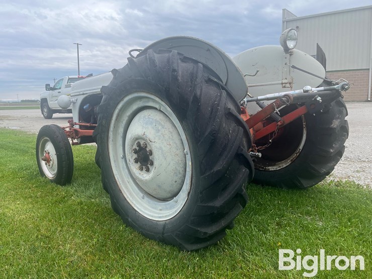 1947-ford-8n-image-7