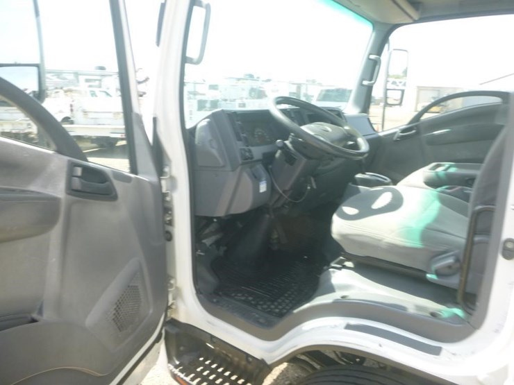 2013-isuzu-npr-image-11