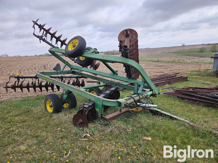 john-deere-220-image-3