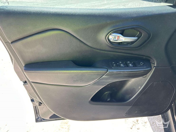 2015-jeep-cherokee-image-11