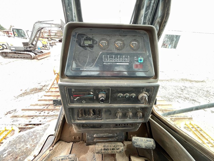 komatsu-d65px-12-image-47