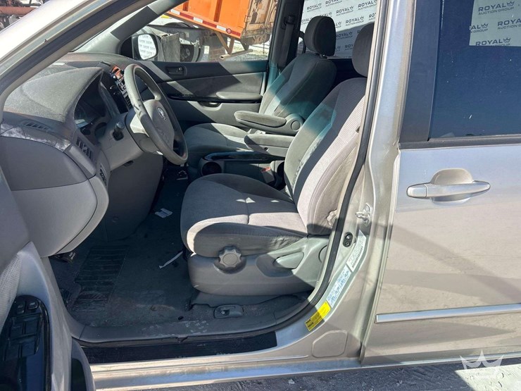 2004-toyota-sienna-image-13