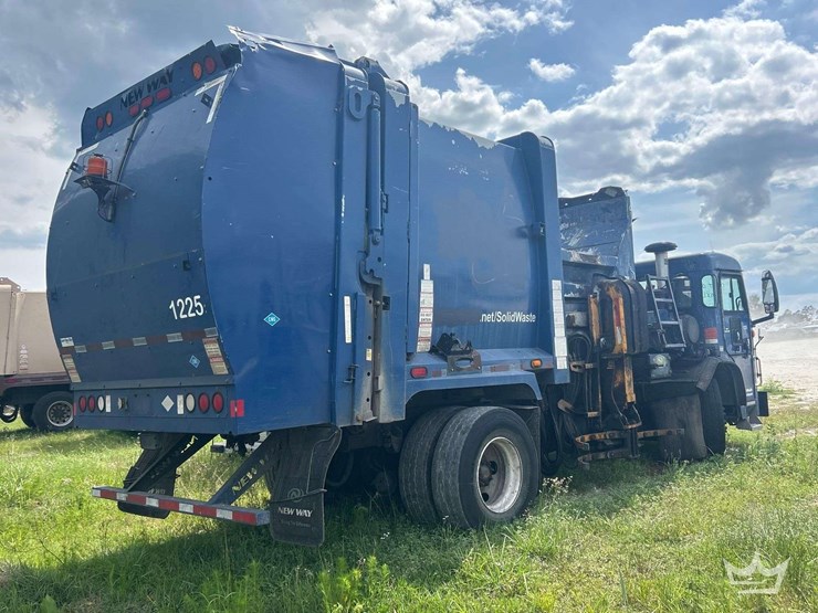 2017-peterbilt-320-image-3