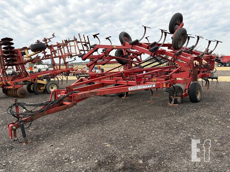 case-ih-4300-image-1
