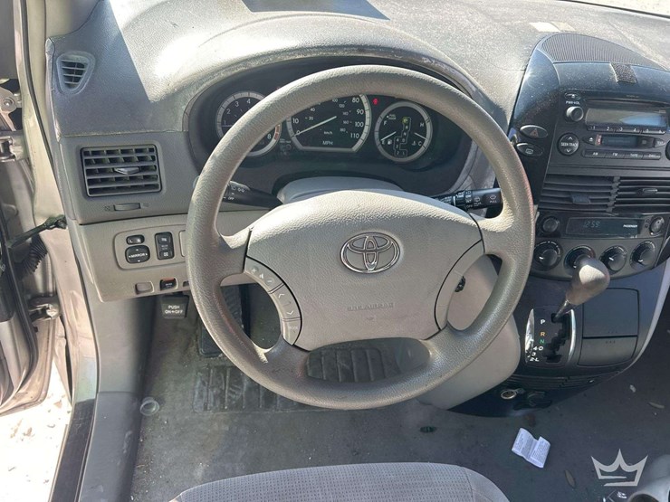 2004-toyota-sienna-image-11