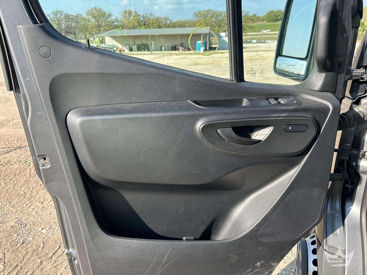 2021-mercedes-benz-sprinter-4500-image-11