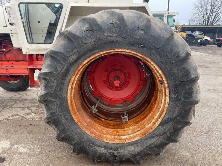 #4064-•-case-1370-tractor-image-9