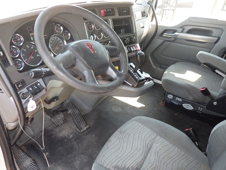 2016-kenworth-t680-image-24