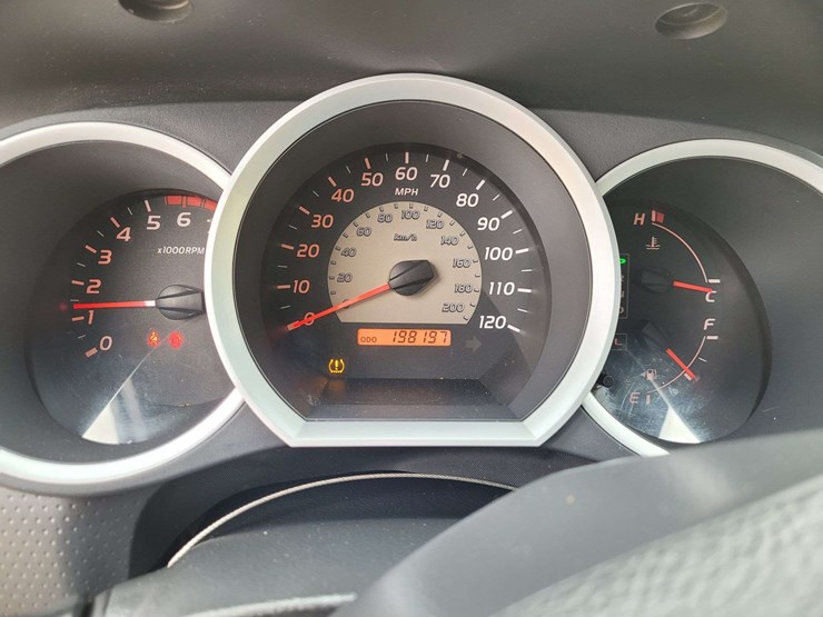 2010-toyota-tacoma-sr5-image-16