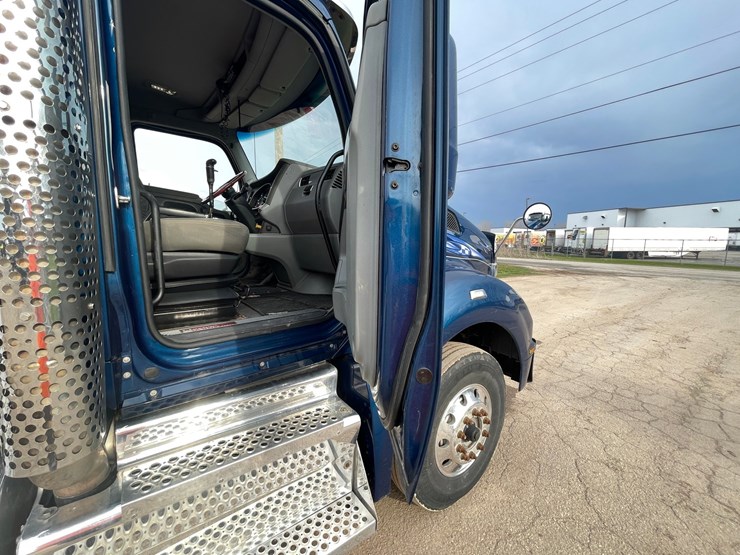2015-kenworth-t880-image-110
