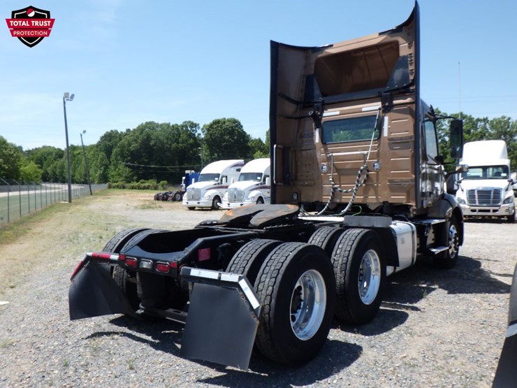 2022-volvo-vnl300-image-8