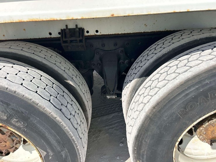 2019-freightliner-m2-106-image-22