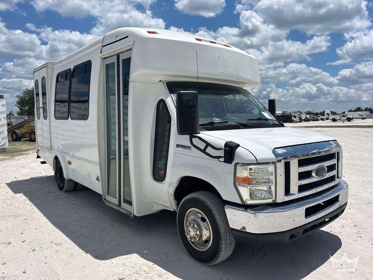2015-ford-e450-image-2
