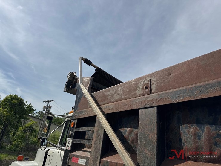 1999-mack-rd690s-image-8