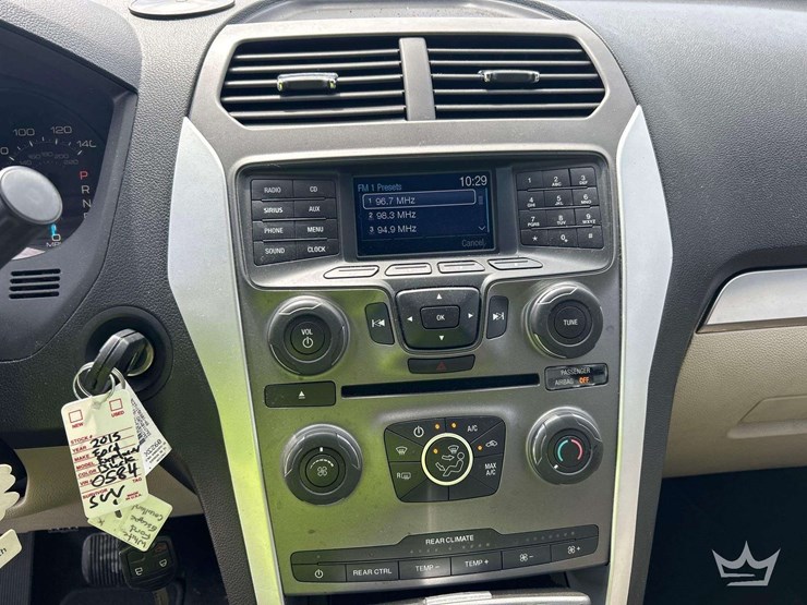 2015-ford-explorer-image-17