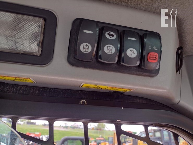 2016-caterpillar-246d-image-9