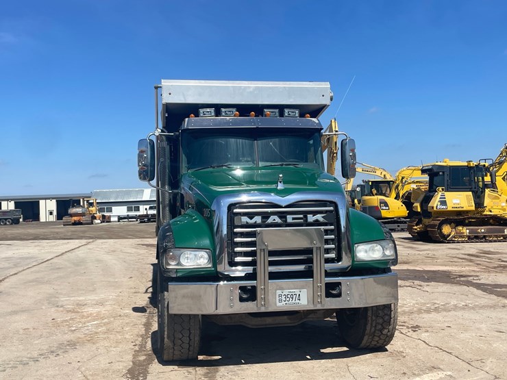 #4014-•-2013-quad-axle-mack-dump-truck-(has-wi-title)-image-2