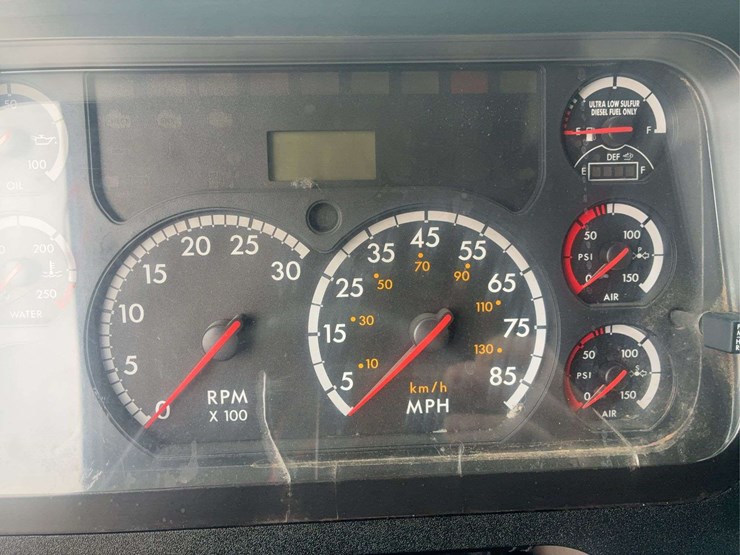 2015-freightliner-cascadia-125-image-32