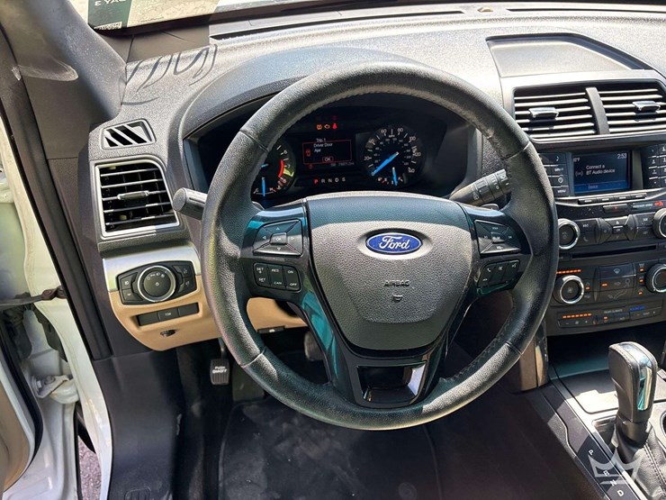 2017-ford-explorer-image-12