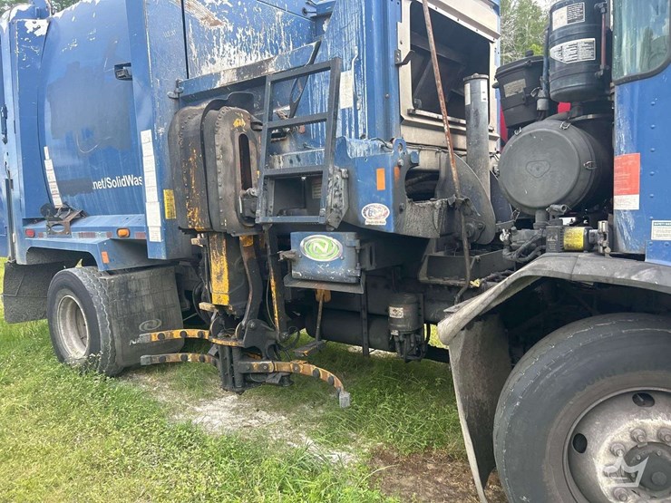 2017-peterbilt-320-image-19