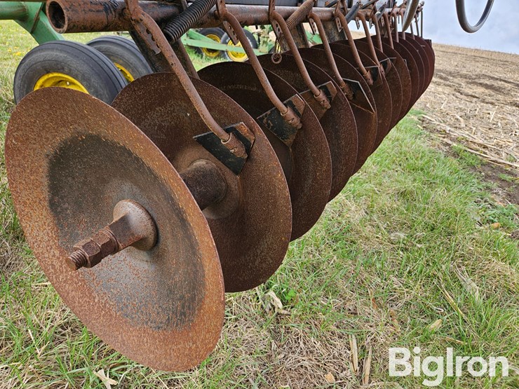 john-deere-220-image-12