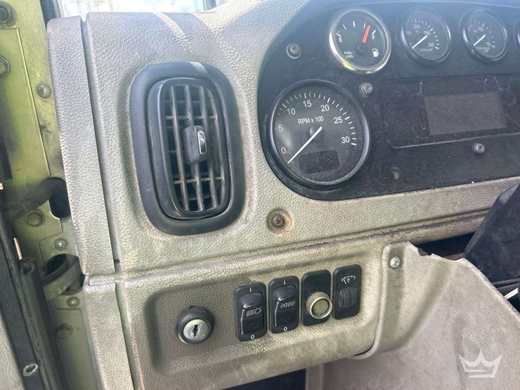 2015-peterbilt-320-image-11