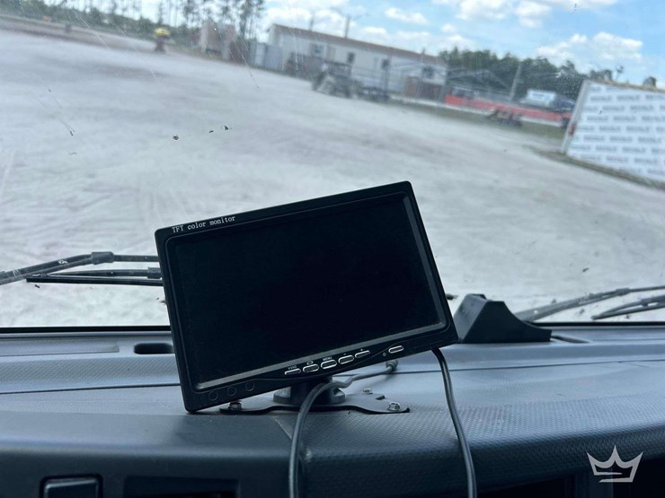 2015-isuzu-npr-image-16