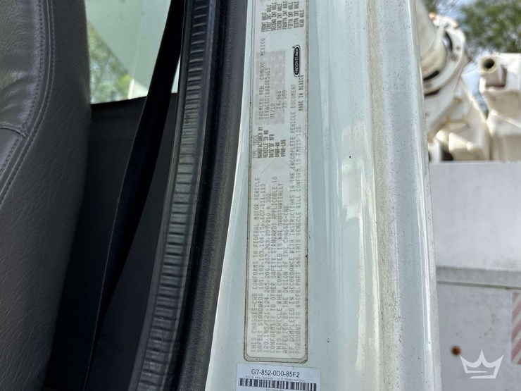 2010-freightliner-m2-106-image-5